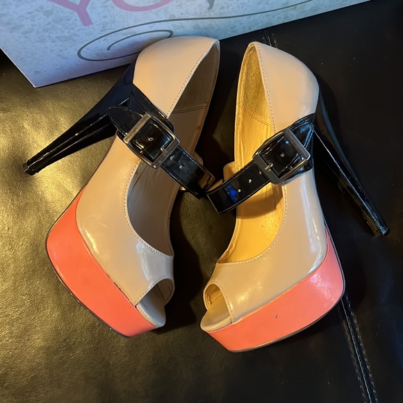 Steven Madden, Heel Platform, size 8 - Picture 4 of 6